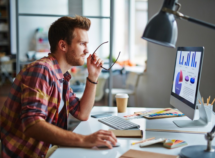 Man achter laptop onderzoek