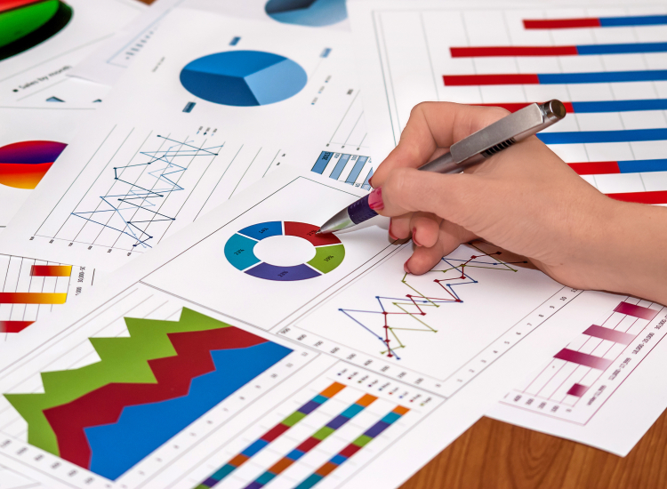 Medewerker analyseert infographic met onderzoeksresultaten